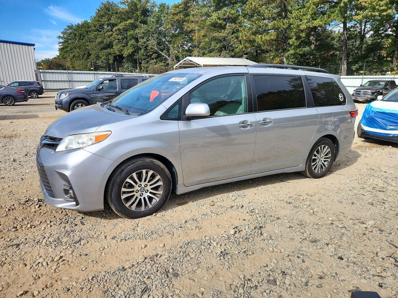 Vue de 2018 TOYOTA SIENNA XLE 8-PASSENGER, angle 1