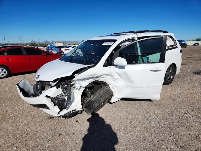 2016 TOYOTA SIENNA SE