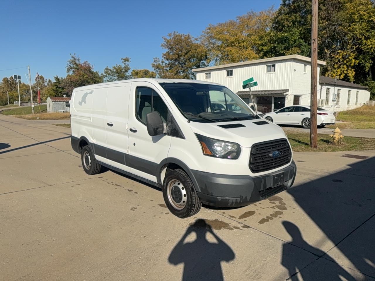 منظر 2015 FORD TRANSIT T-250، زاوية 1