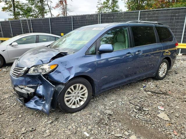 2013 TOYOTA SIENNA XLE 8-PASSENGER  