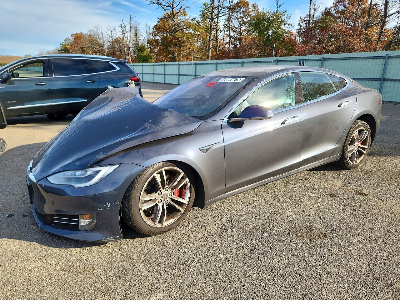 Вид 2016 TESLA MODEL S, угол 1