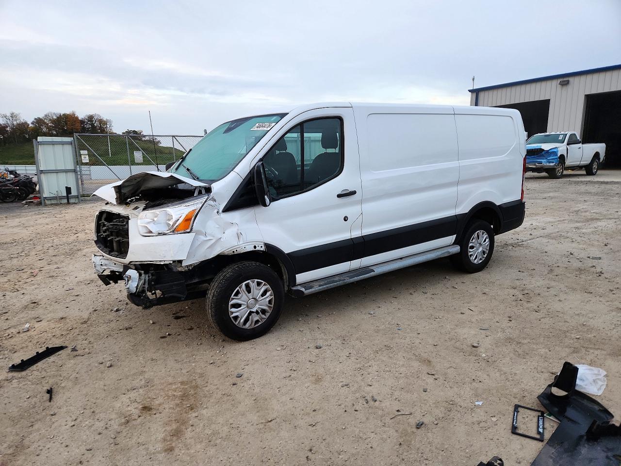 Vista de 2019 FORD TRANSIT 250 DELIVERY VAN, ángulo 1