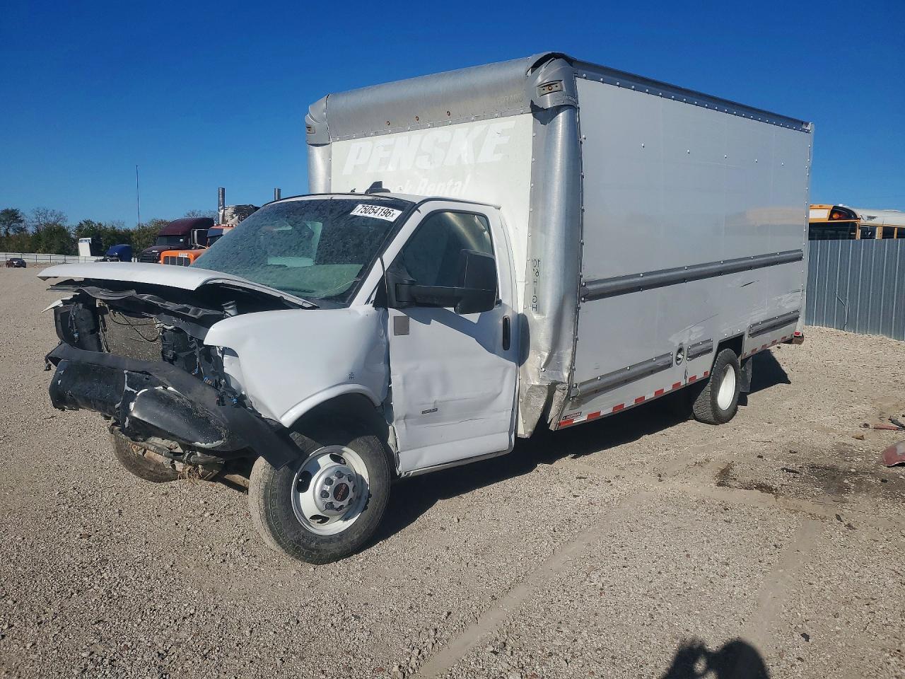 2022 GMC SAVANA CUT - BOX TRUCK view, angle 1