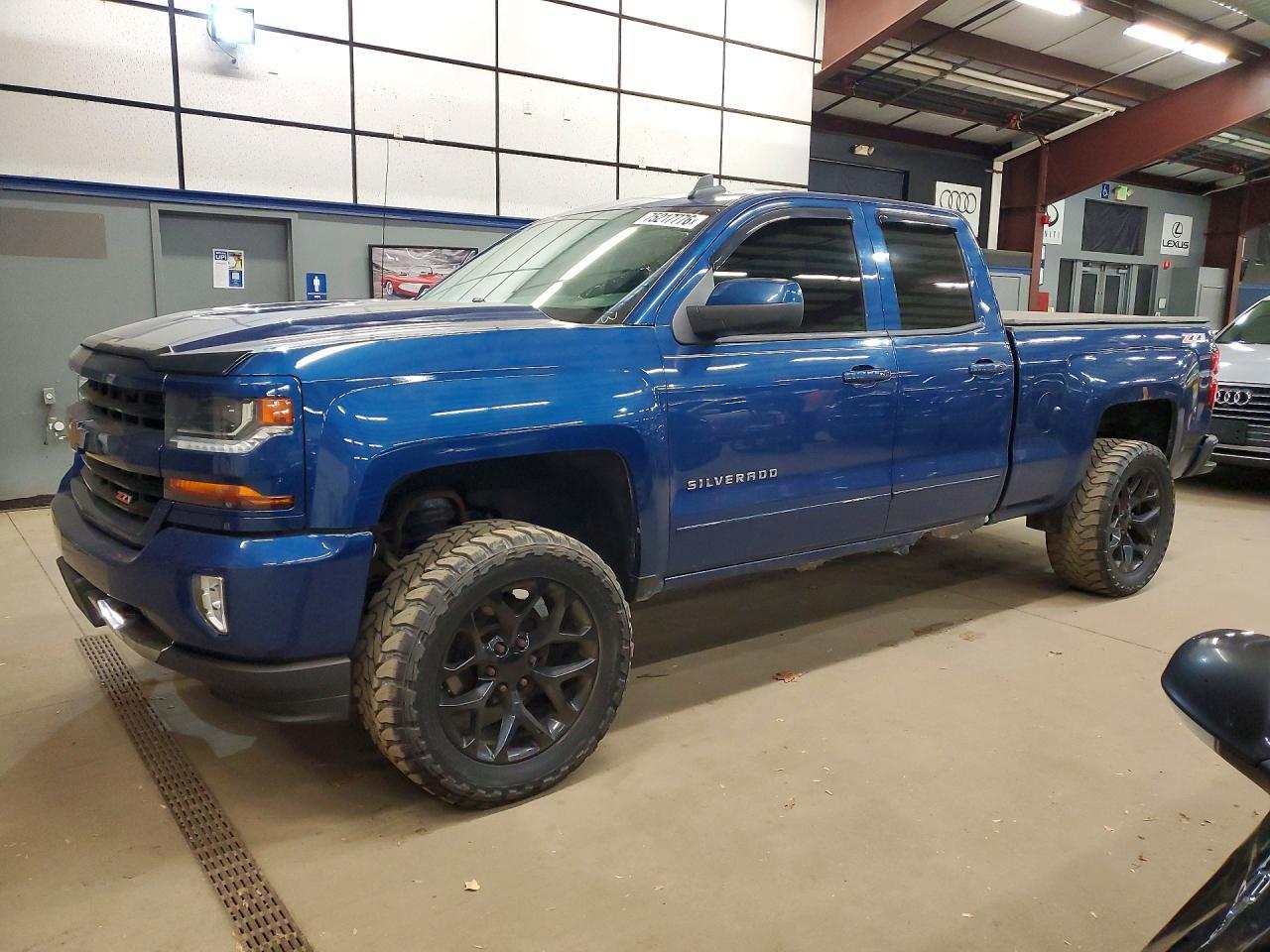 Vista de 2017 CHEVROLET SILVERADO K1500 LT, ángulo 1