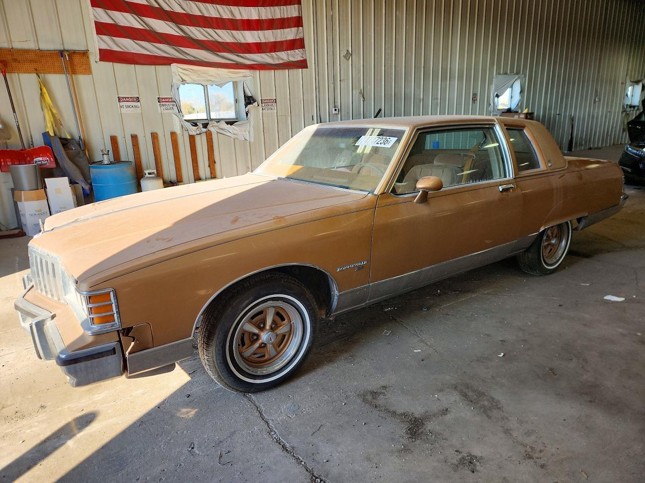 Vista de 1980 PONTIAC BONNEVILLE, ángulo 1