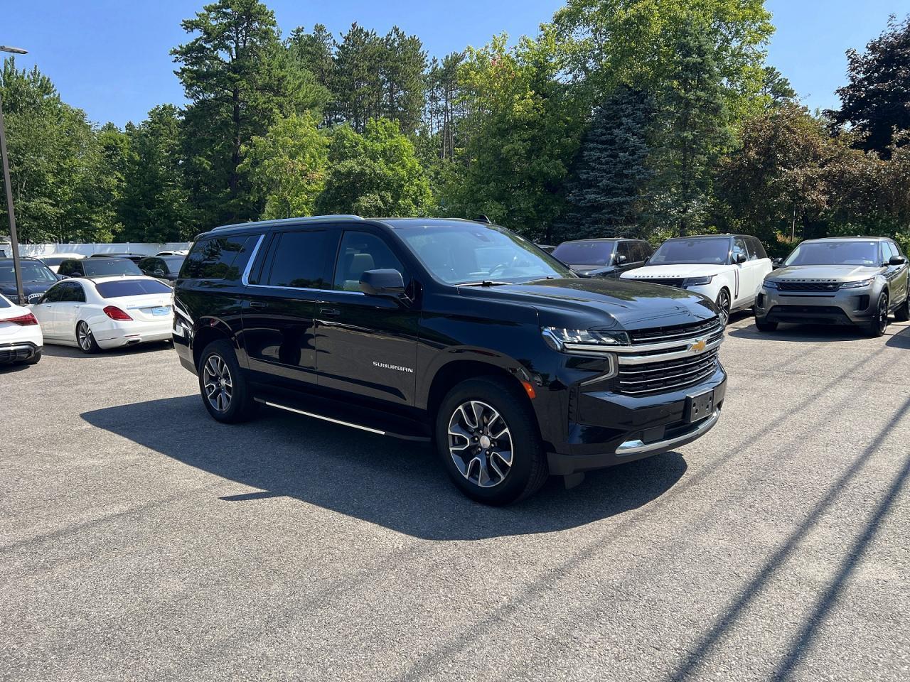 2022 CHEVROLET SUBURBAN K1500 LT view, angle 1