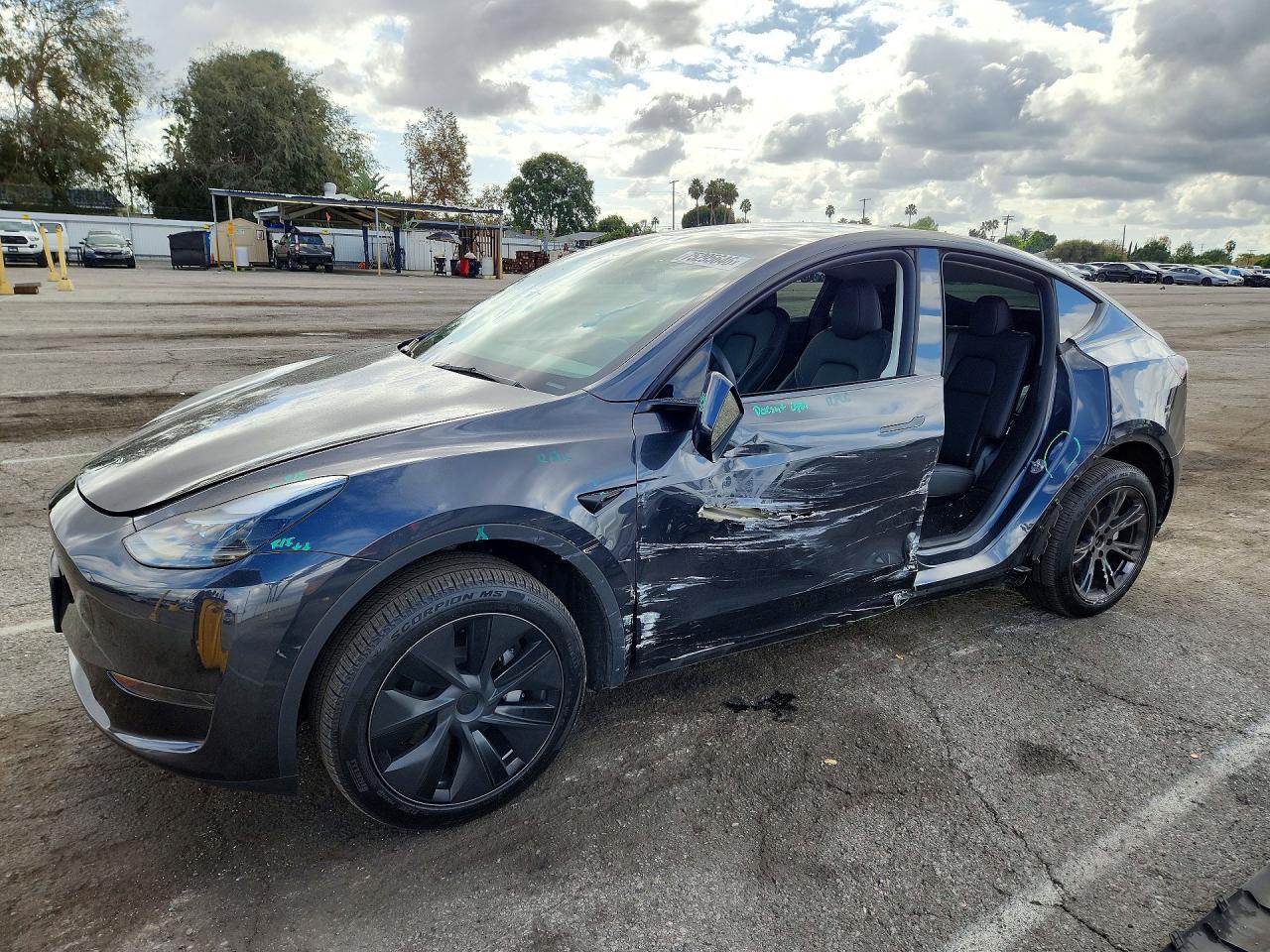 Vista de 2025 TESLA MODEL Y, ángulo 1