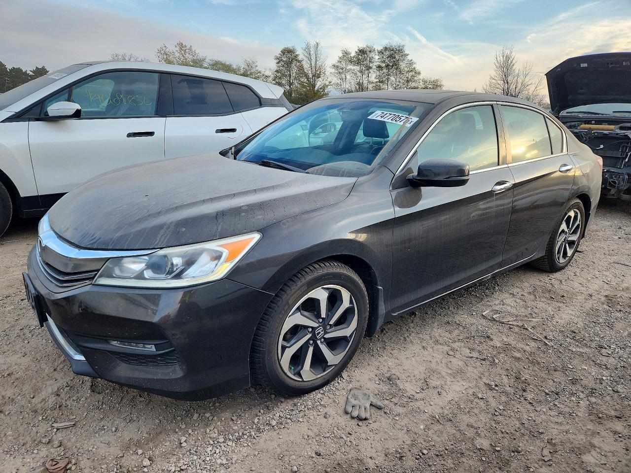 Vue de 2016 HONDA ACCORD EXL, angle 1