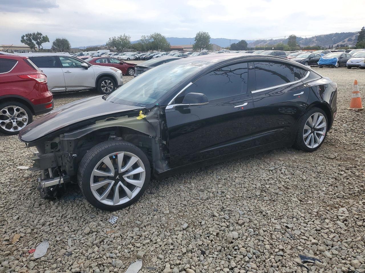 Вид 2017 TESLA MODEL 3, угол 1