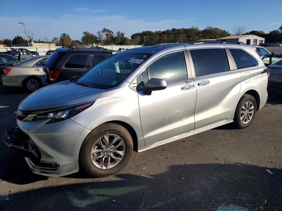 2024 TOYOTA SIENNA XLE  