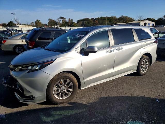 2024 TOYOTA SIENNA XLE  