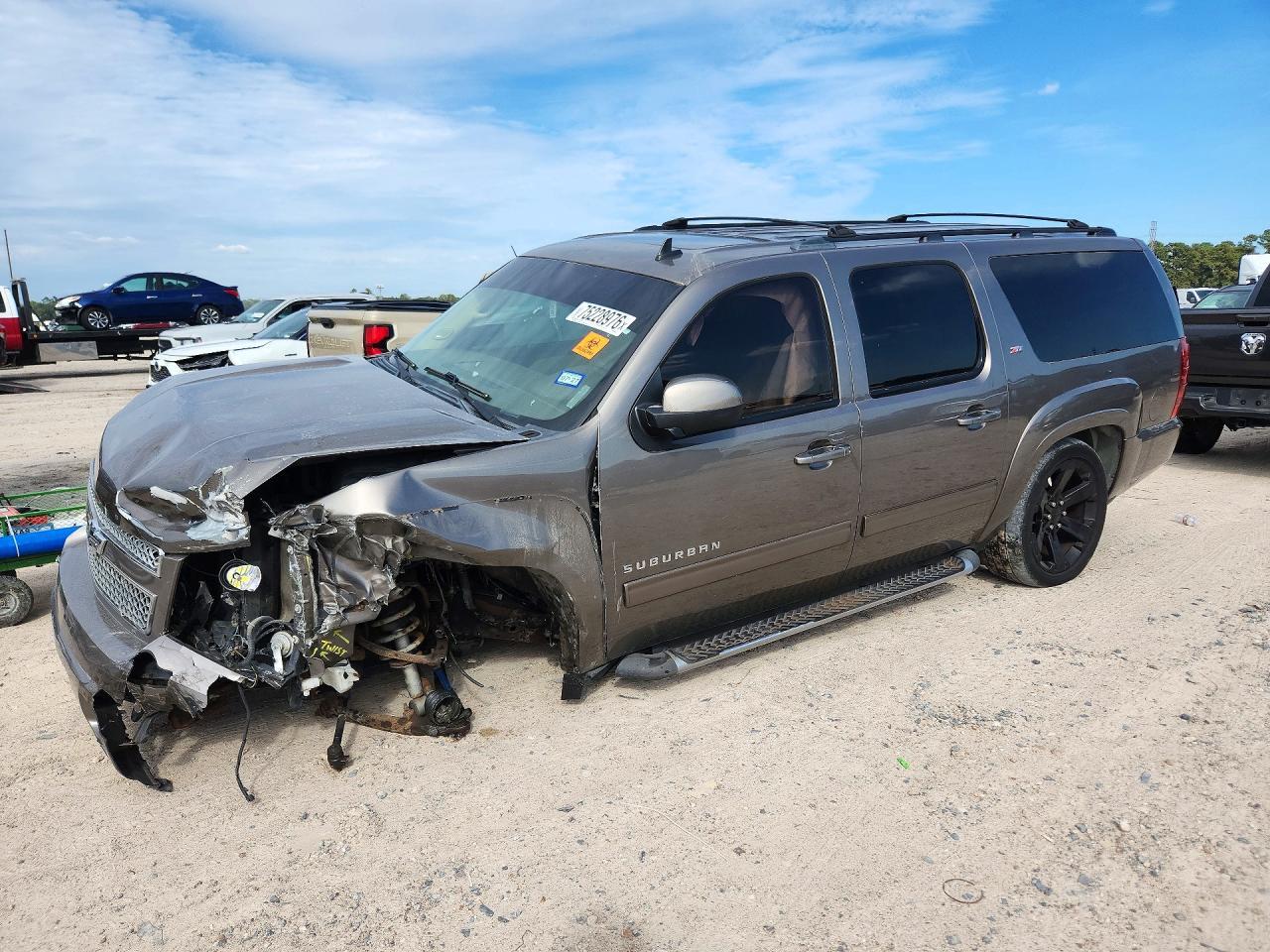 Vue de 2011 CHEVROLET SUBURBAN K1500 LT, angle 1