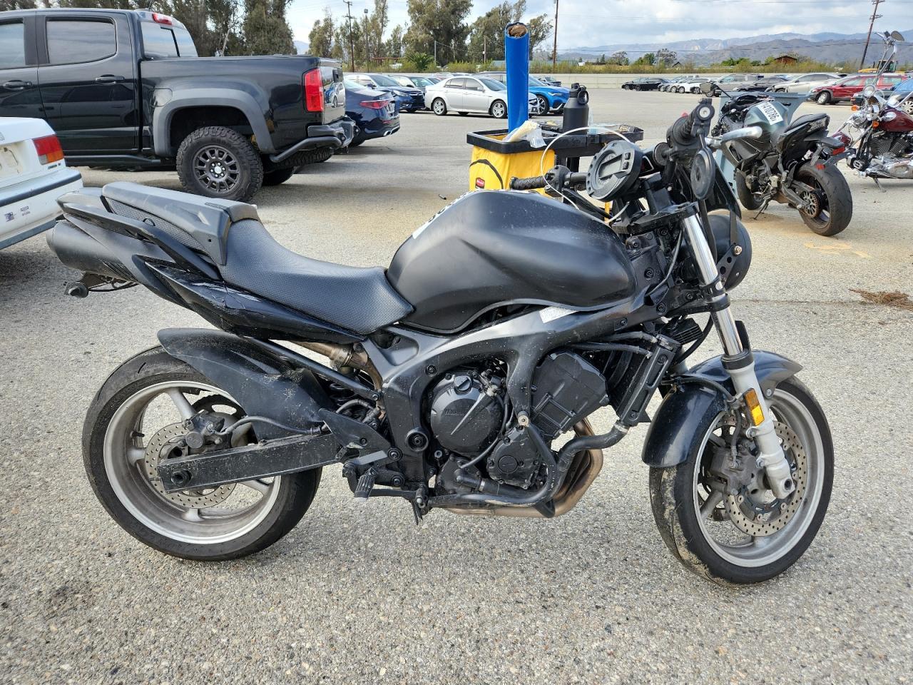 منظر 2004 YAMAHA FZ6 SC، زاوية 1