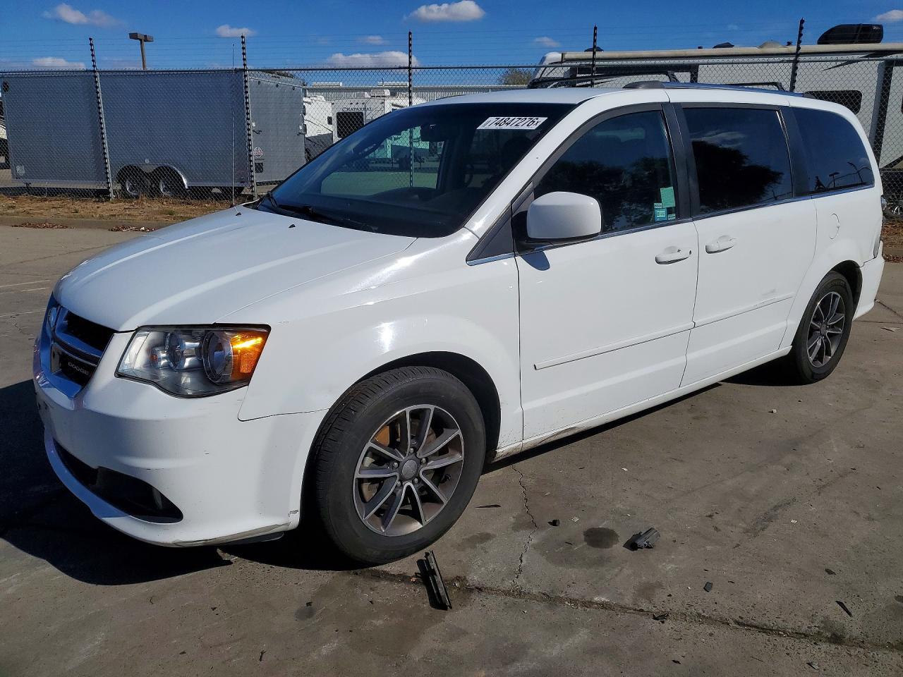 منظر 2017 DODGE CARAVAN SXT، زاوية 1