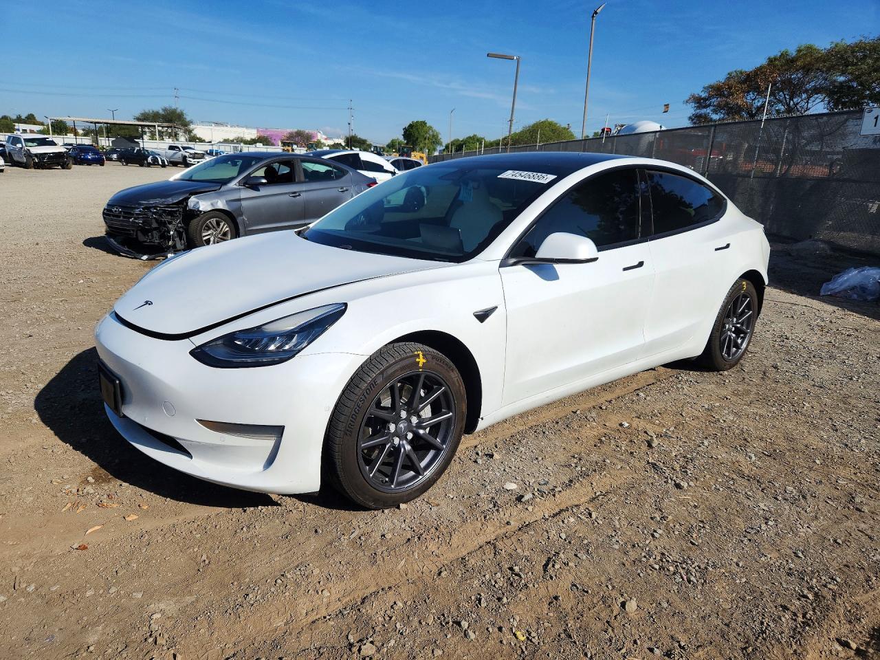 Vista de 2020 TESLA MODEL 3, ángulo 1