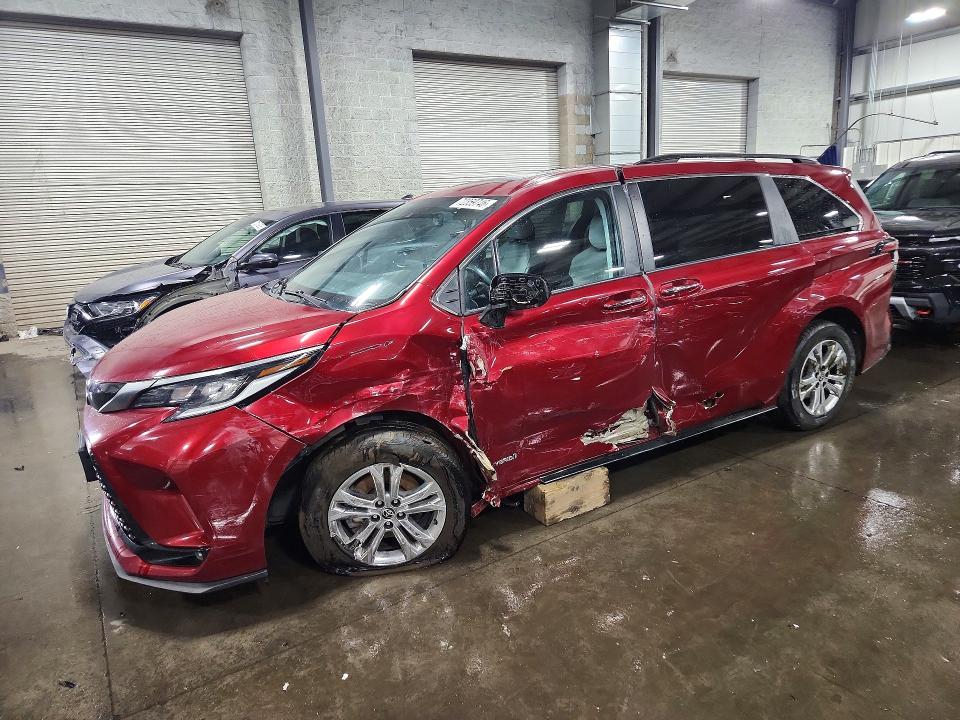 2021 TOYOTA SIENNA XSE  
