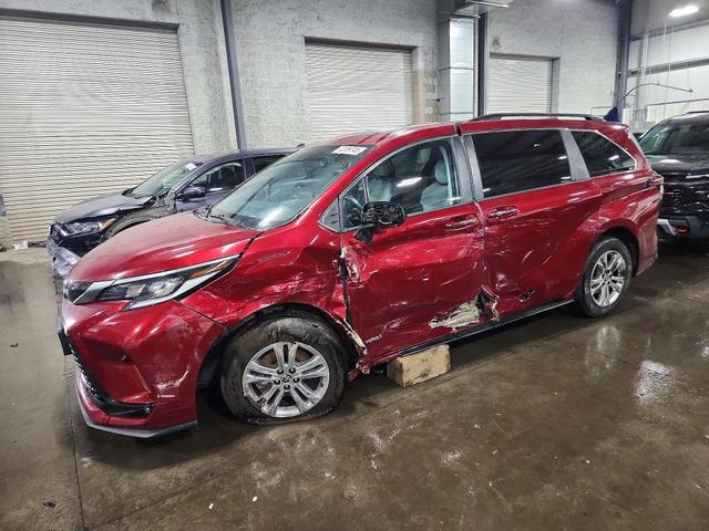 2021 TOYOTA SIENNA XSE  