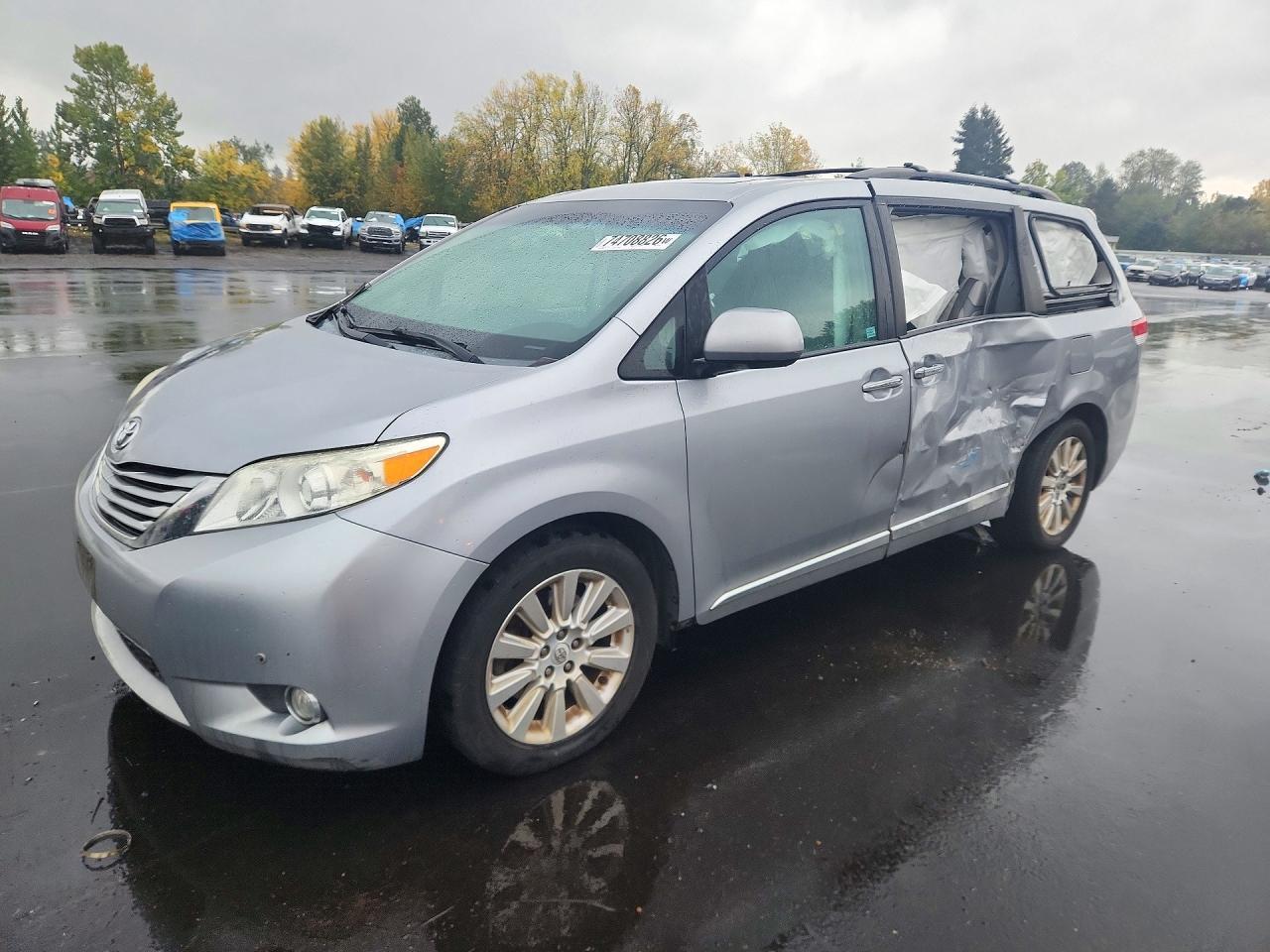 Vista de 2011 TOYOTA SIENNA LIMITED 7-PASSENGER, ángulo 1
