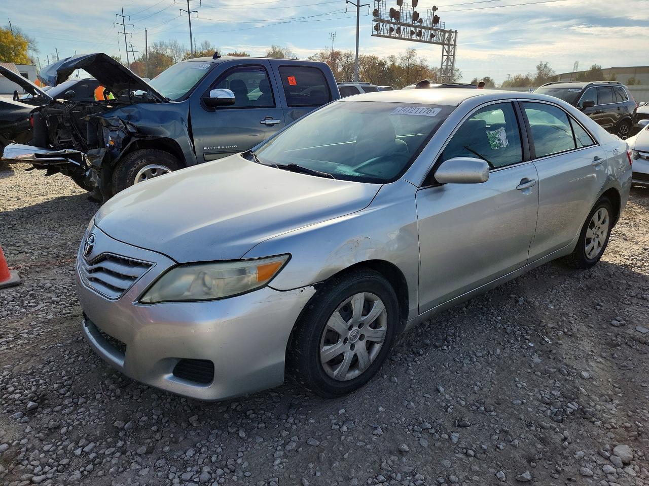 Вид 2011 TOYOTA CAMRY LE, угол 1