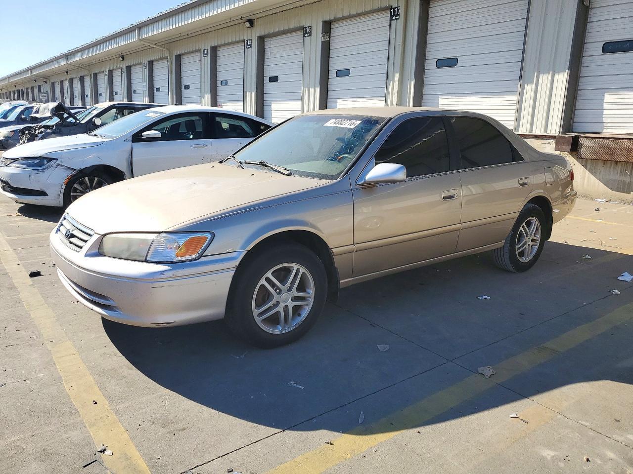 Vedere 2000 TOYOTA CAMRY LE, unghi 1