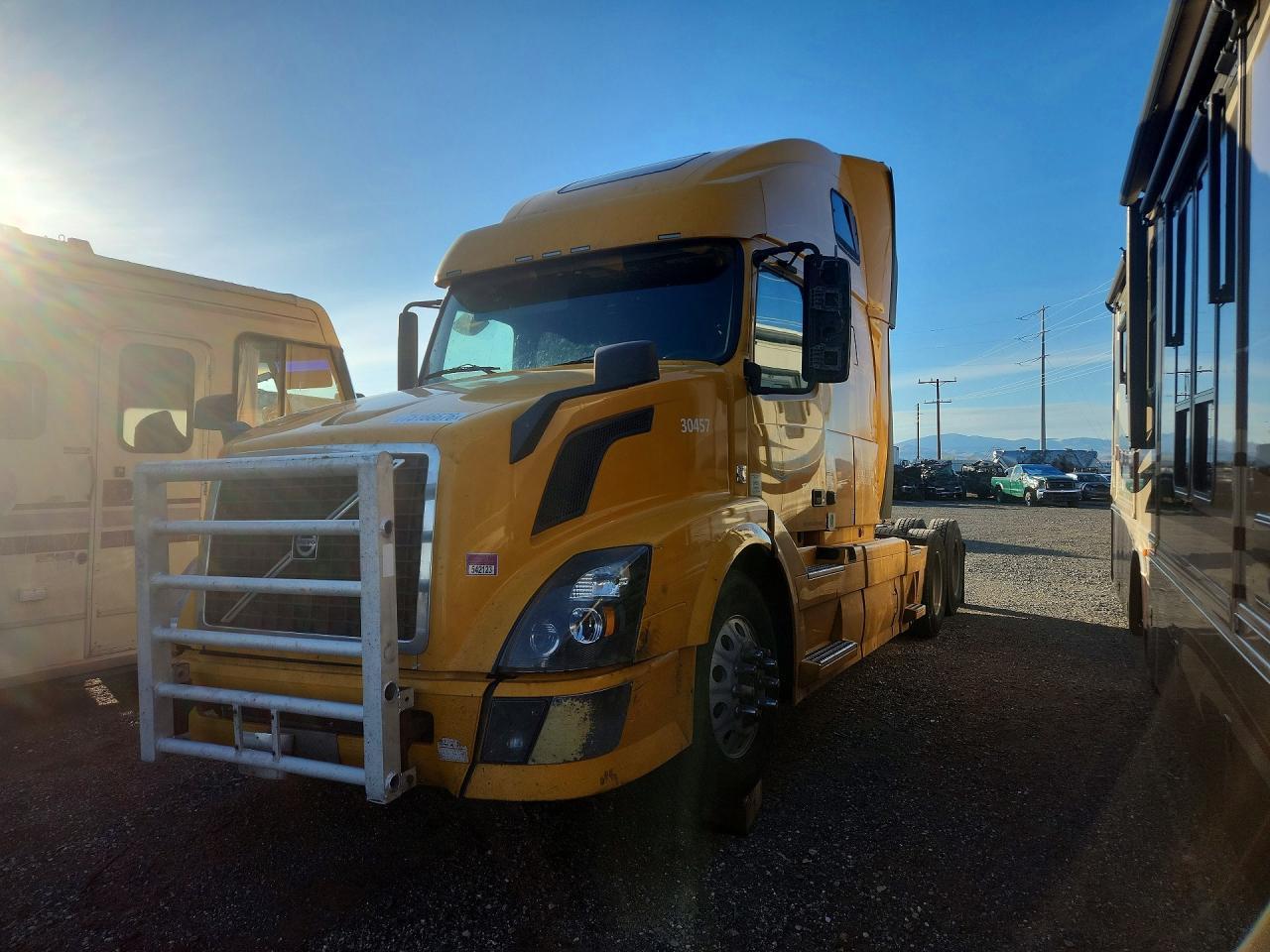 2013 VOLVO VNL SEMI TRUCK view, angle 1