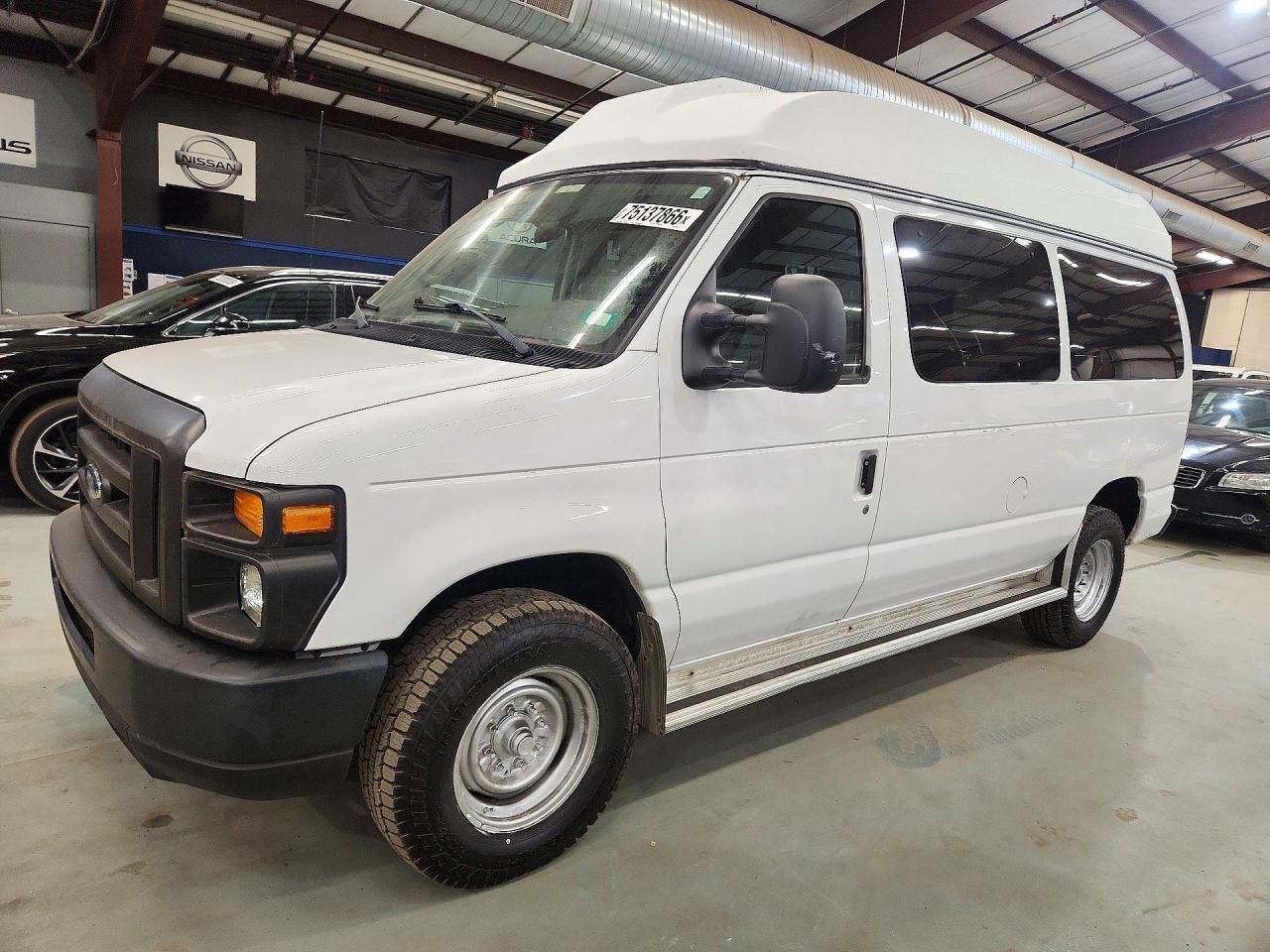 Vue de 2008 FORD ECONOLINE E250 VAN, angle 1