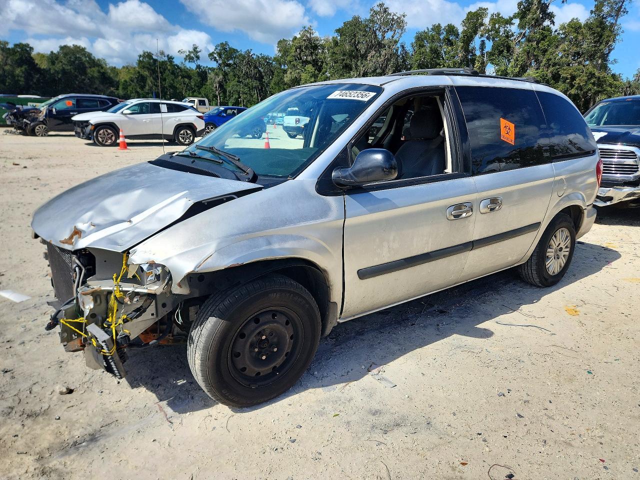 Vue de 2006 CHRYSLER TOWN &amp; COUNTRY, angle 1