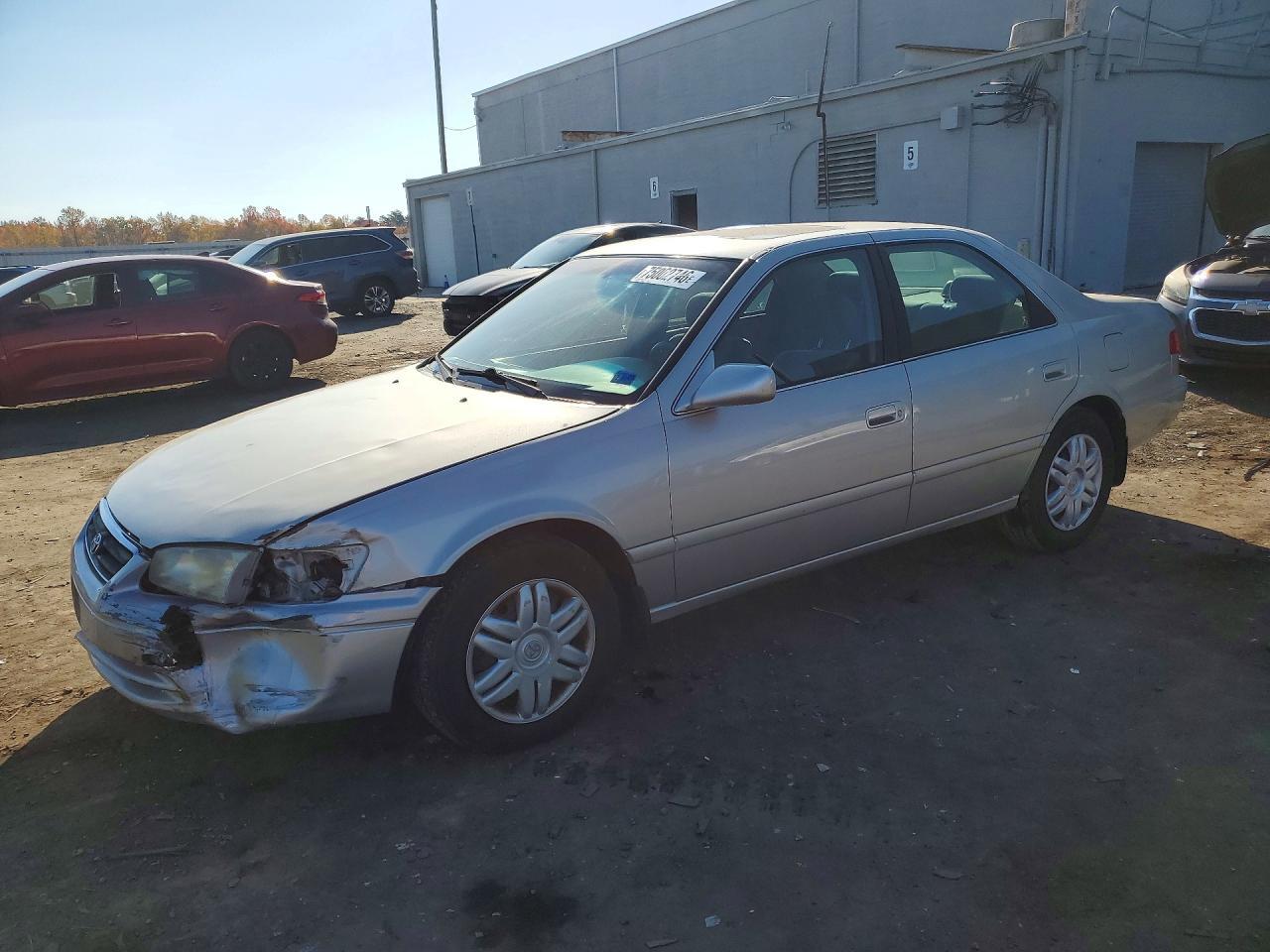منظر 2001 TOYOTA CAMRY LE، زاوية 1