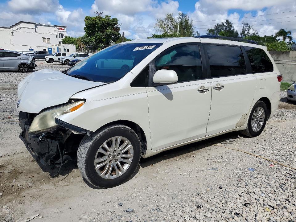 2015 TOYOTA SIENNA XLE PREMIUM 8-PASSENGER  