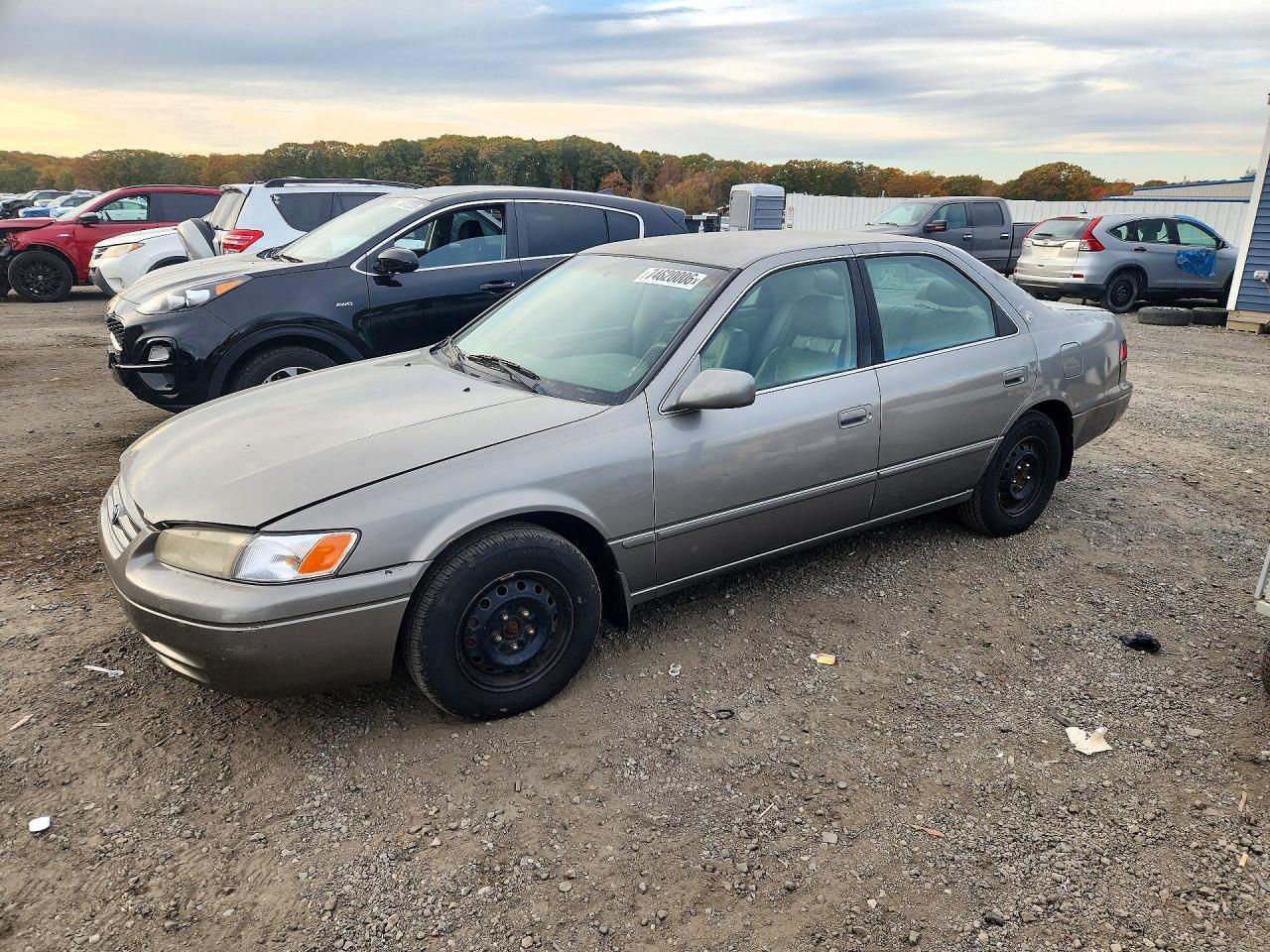 1997 TOYOTA CAMRY LE view, angle 1