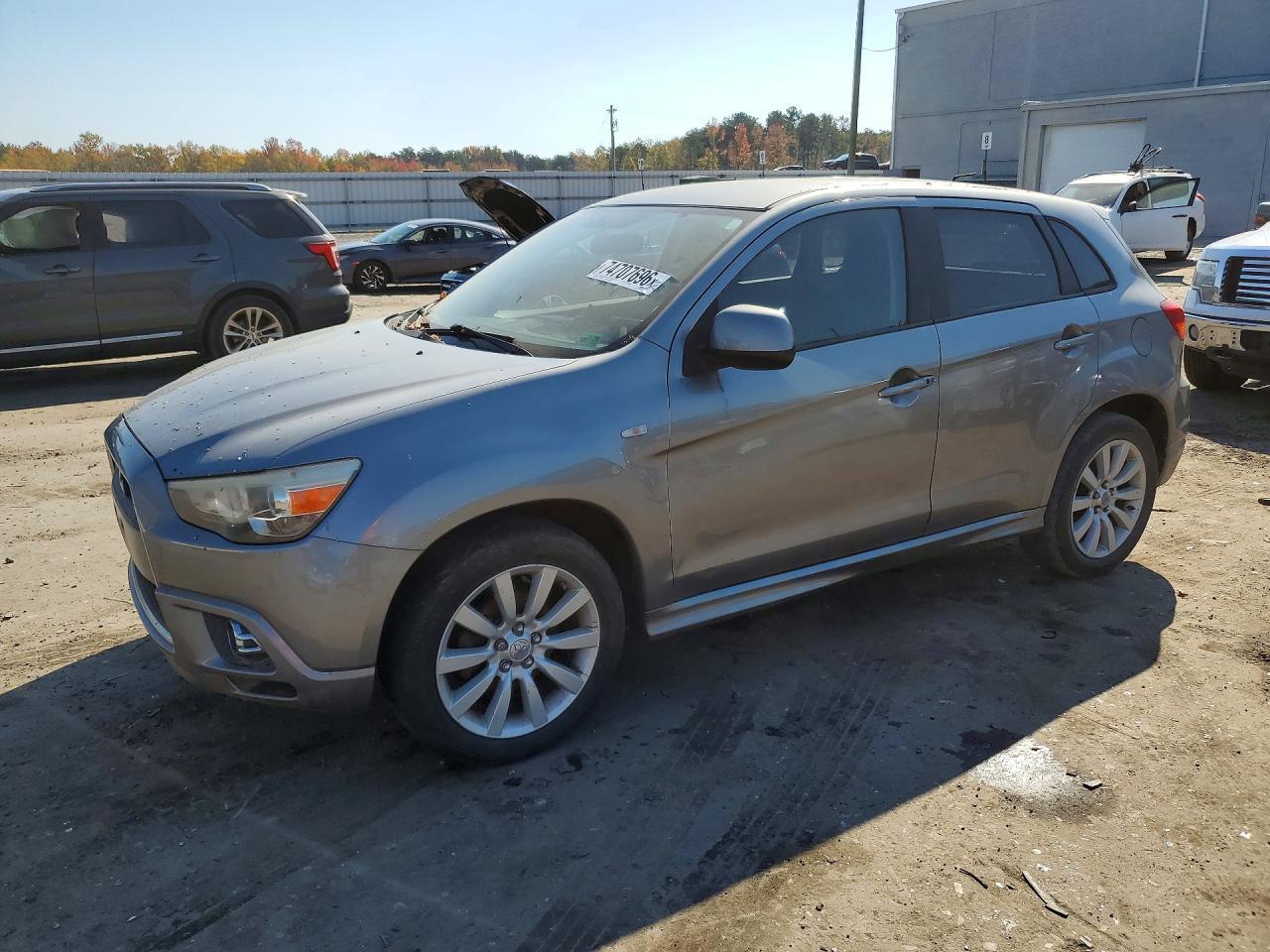 Vue de 2011 MITSUBISHI OUTLANDER SPORT SE, angle 1