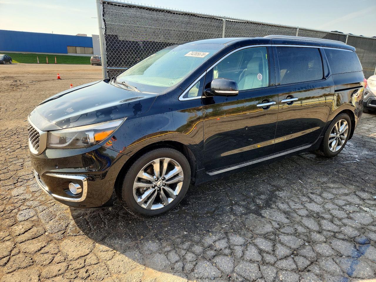 منظر 2016 KIA SEDONA SXL، زاوية 1