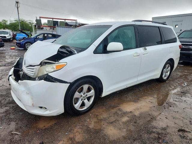 2017 TOYOTA SIENNA LE  