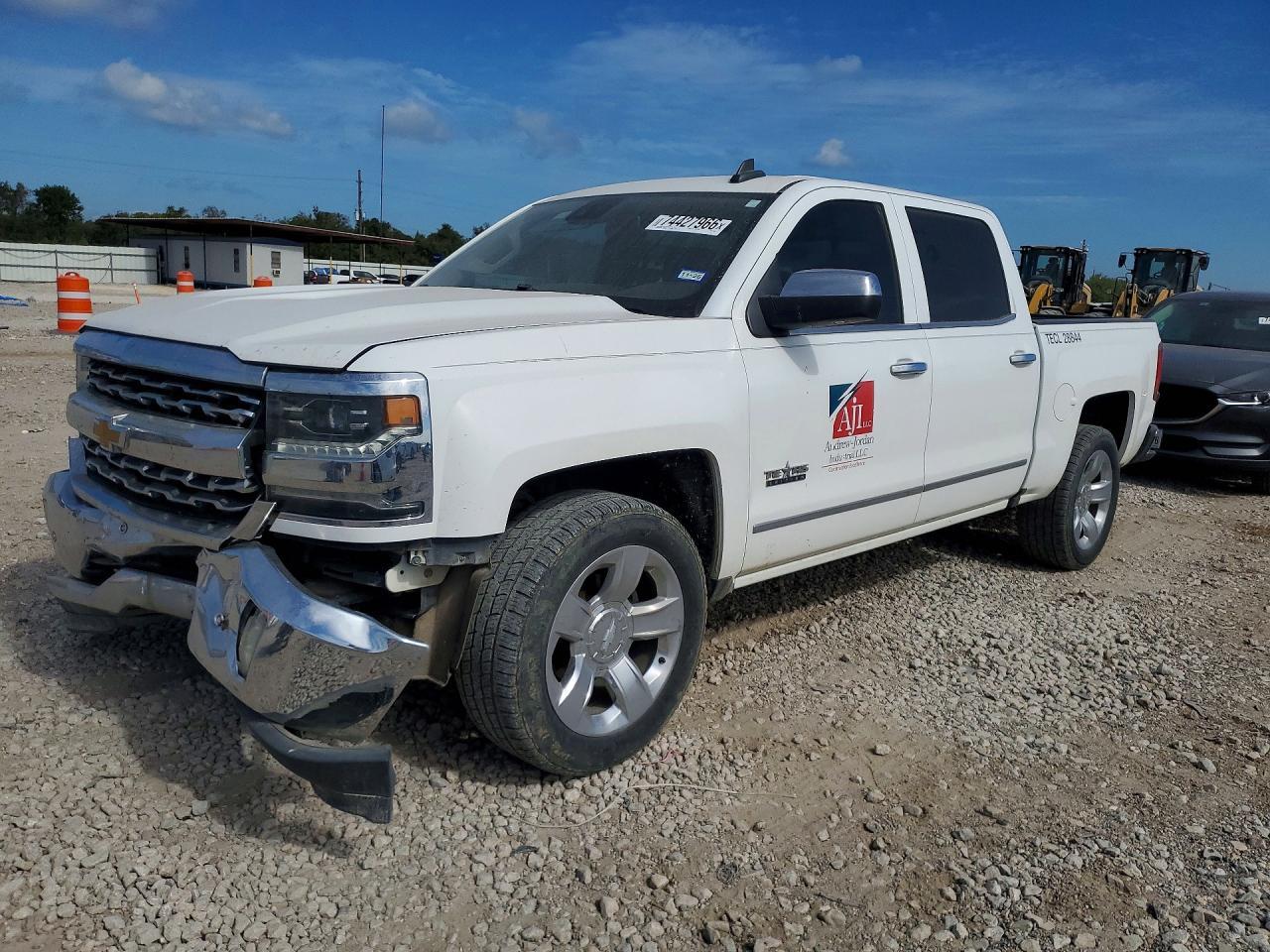 Vue de 2018 CHEVROLET SILVERADO C1500 LTZ, angle 1