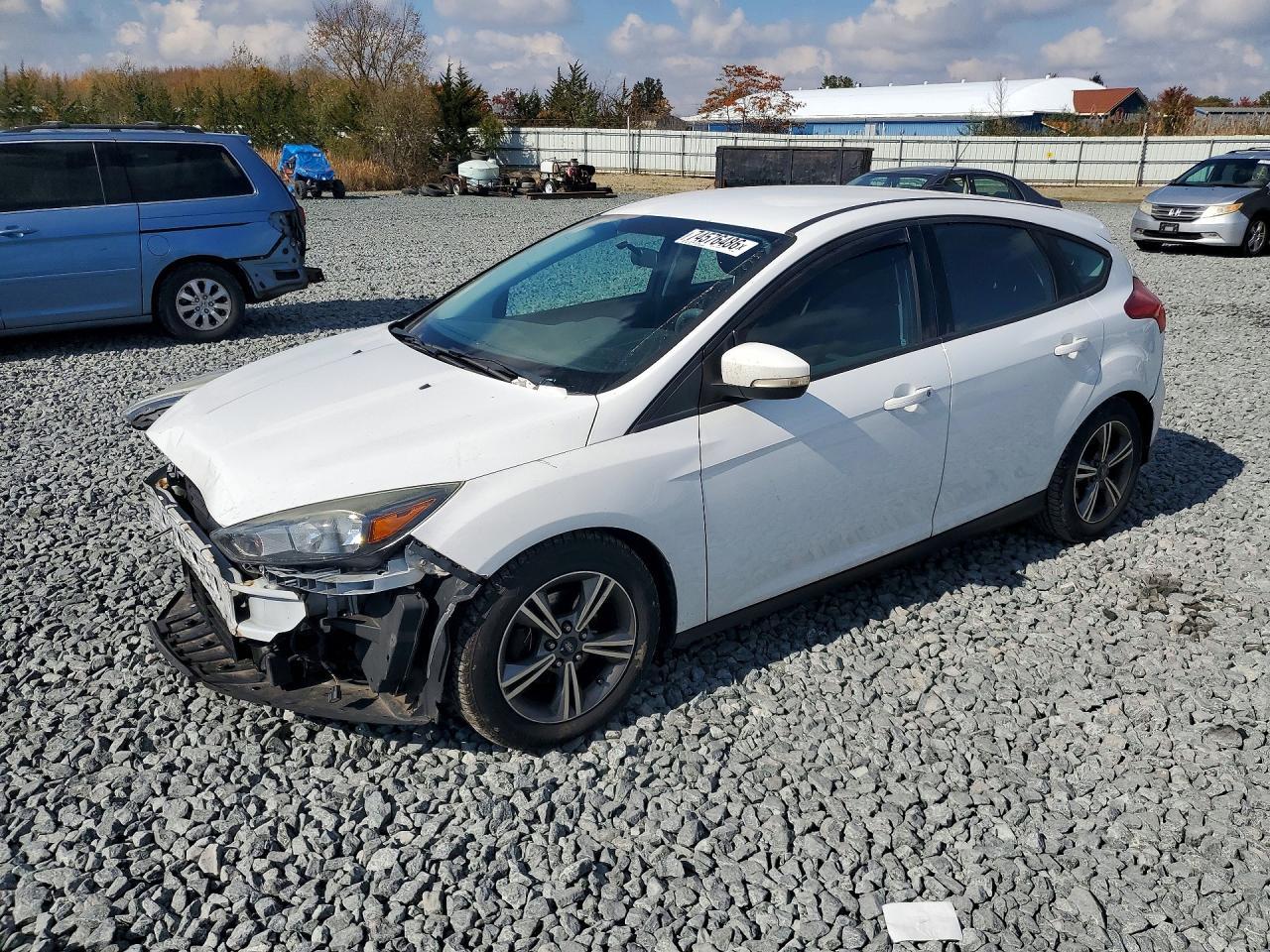 Вид 2016 FORD FOCUS SE, угол 1