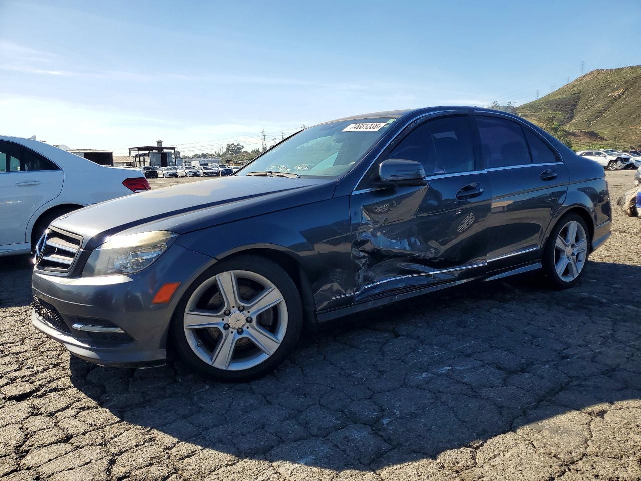 منظر 2011 Mercedes-Benz C CLASS 300، زاوية 1