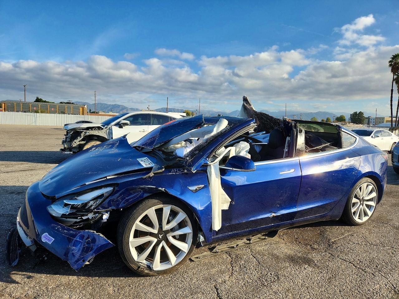 Вид 2018 TESLA MODEL 3, угол 1
