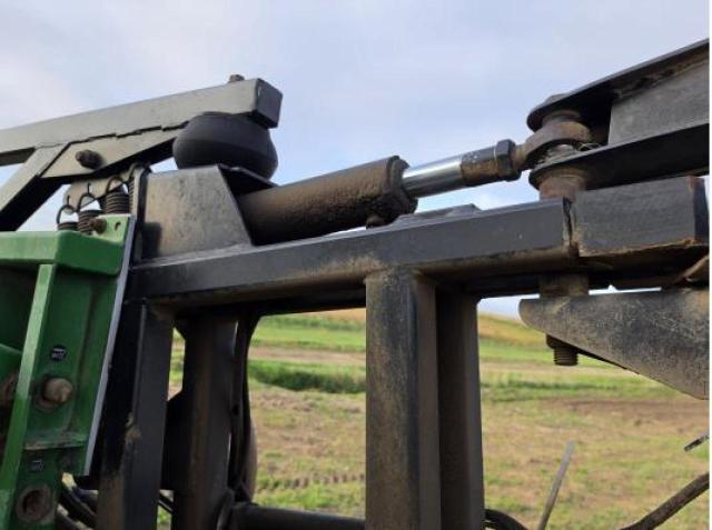 2000 JOHN DEERE 4700 - SPRAYER