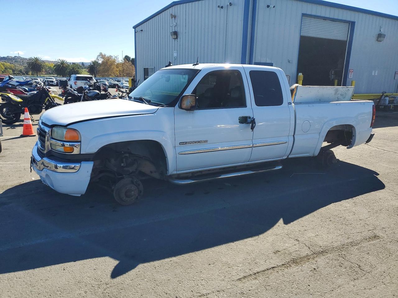 منظر 2003 GMC SIERRA K2500 HEAVY DUTY، زاوية 1
