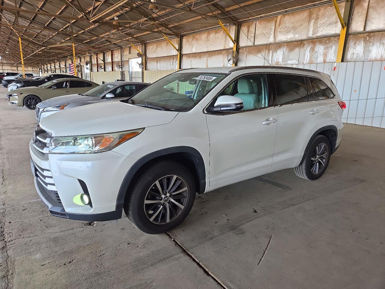 Vista de 2017 TOYOTA HIGHLANDER XLE, ángulo 1