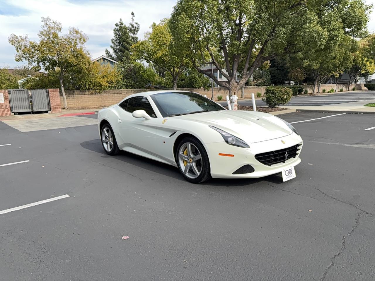 Vue de 2015 FERRARI CALIFORNIA T, angle 1