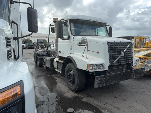 2014 VOLVO VHD   