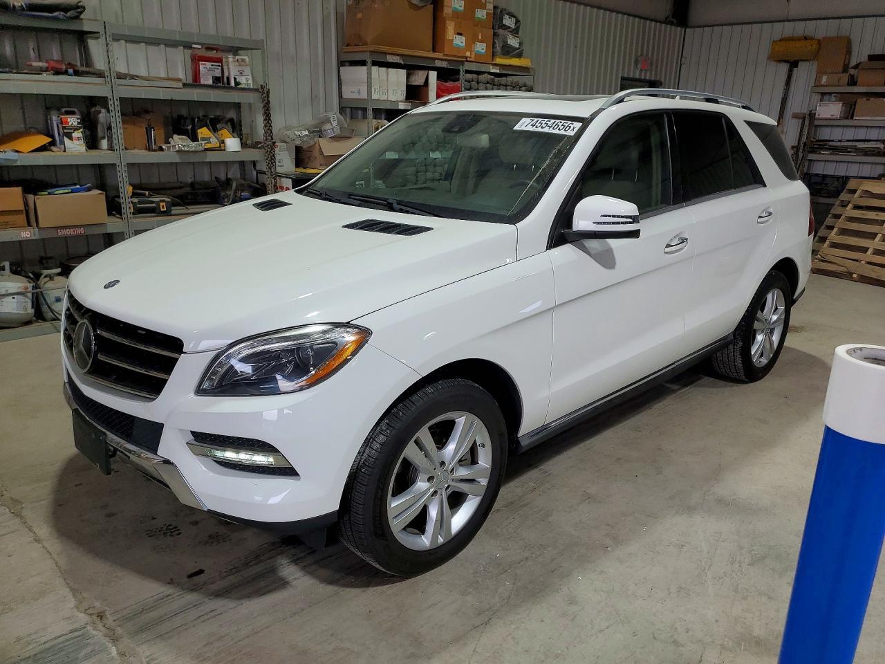 Vue de 2014 MERCEDES-BENZ ML 350 4MATIC, angle 1