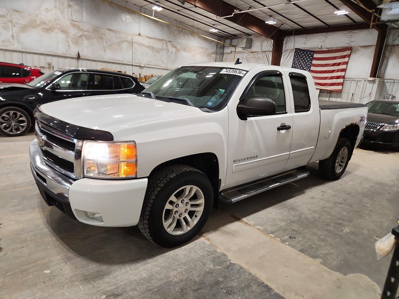 Vista de 2011 CHEVROLET SILVERADO K1500 LT, ángulo 1