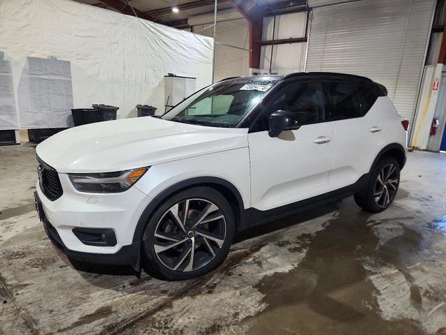 2021 VOLVO XC40