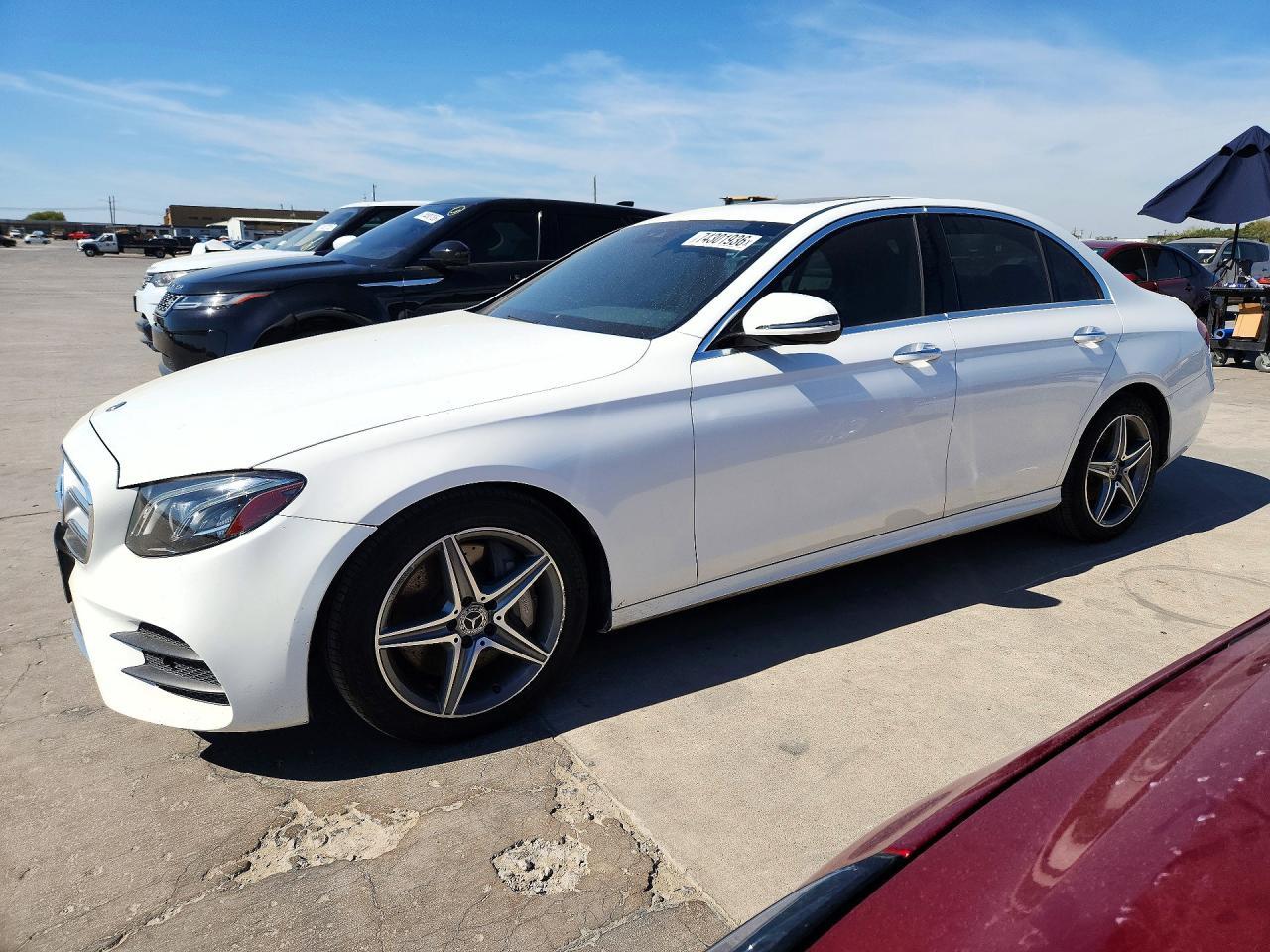 Vista de 2019 MERCEDES-BENZ E 300, ángulo 1