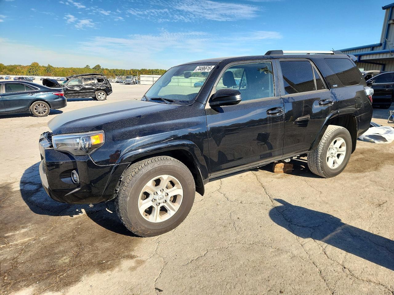Vue de 2023 TOYOTA 4RUNNER SR5, angle 1