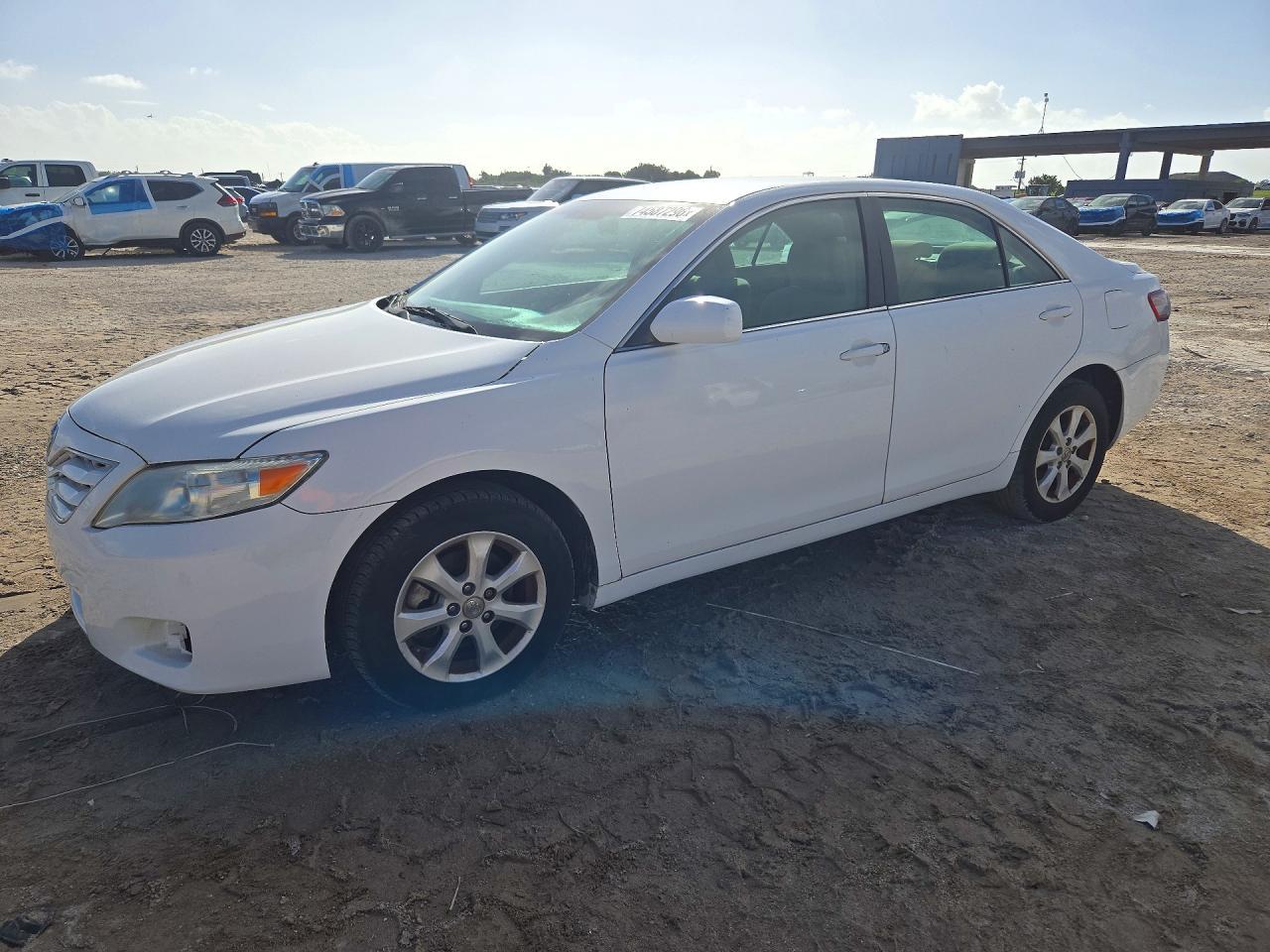 Vue de 2011 TOYOTA CAMRY LE, angle 1