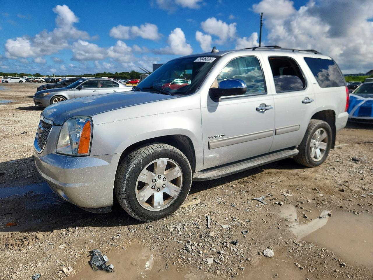 Vue de 2013 GMC YUKON SLT, angle 1