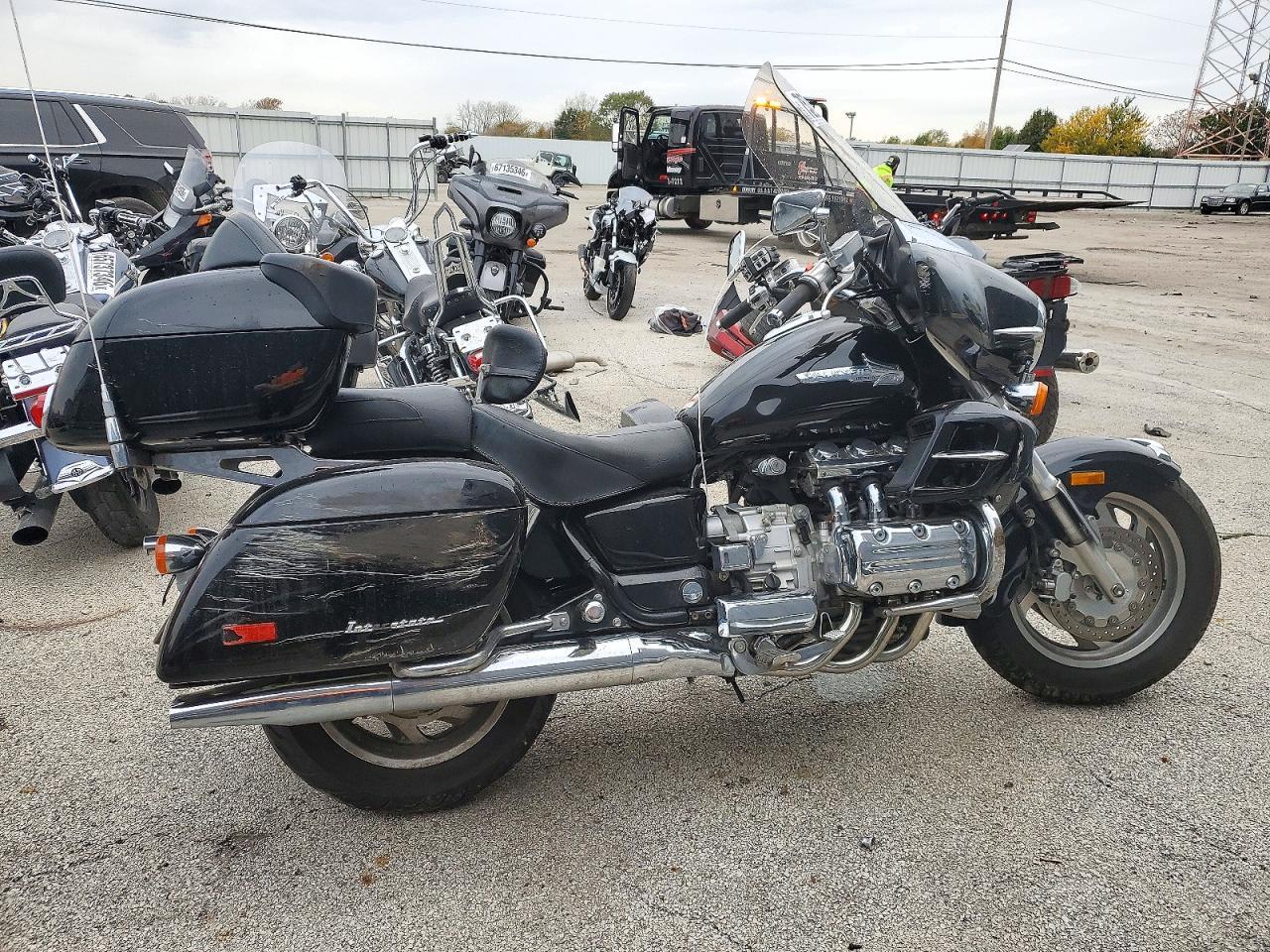 منظر 2000 HONDA GL1500 CF، زاوية 1